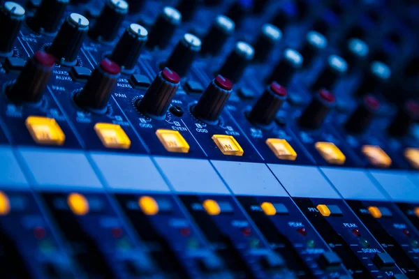 Ses konsolu kayıt stüdyosunun ekolayzır radyo sesini kapat