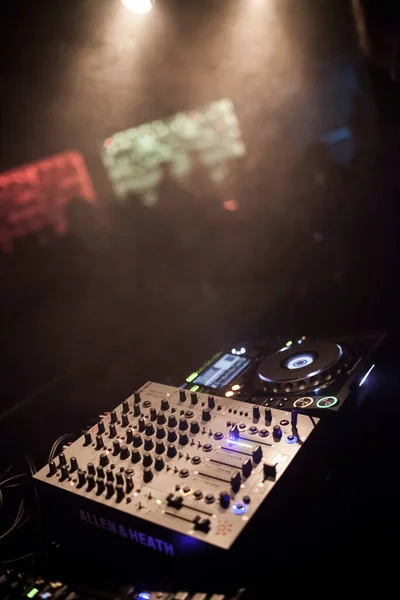 Parti Konsolu Müzik Elektronik Müzik Rave Sırasında Konsolunu Kapat — Stok fotoğraf