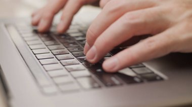 Laptop klavye Mac bilgisayarında yazı yazan makroyu kapat