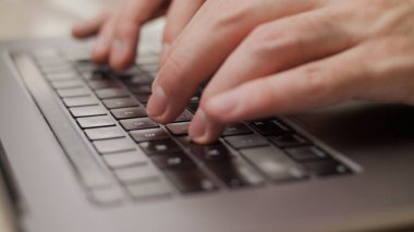 Laptop klavye Mac bilgisayarında yazı yazan makroyu kapat