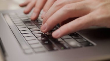 Laptop klavye Mac bilgisayarında yazı yazan makroyu kapat