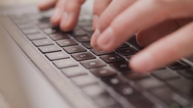 Laptop klavye Mac bilgisayarında yazı yazan makroyu kapat