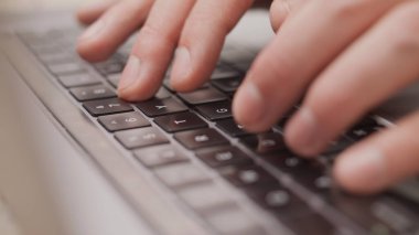 Laptop klavye Mac bilgisayarında yazı yazan makroyu kapat
