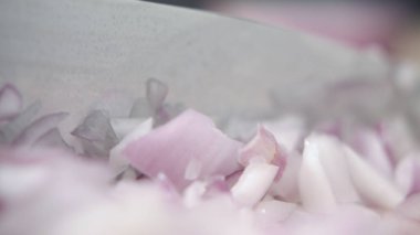 Masaüstü Macro mutfak bıçağını kapat soğanları yavaş çekimde doğra