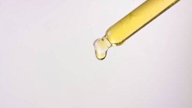 Sarı yeşil yağ damlası olan damlatıcı CBD tıbbi kimya rafine özü