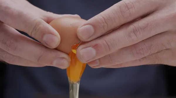 Yemek pişirmek için ellerinizi kırın.