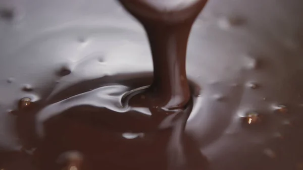 Schokoladentropfen Flüssiger Schokoladentropfen Gebäck Löffel Schokolade — Stockfoto