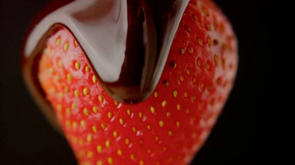 Çilekli makro çikolata yavaş çekimde sıvı kakao lezzetli yemek şehveti