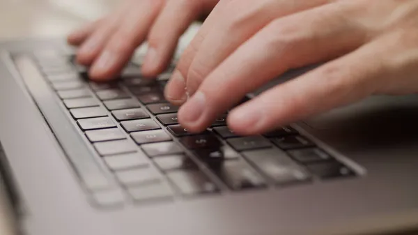 Laptop klavye Mac bilgisayarında yazı yazan makroyu kapat