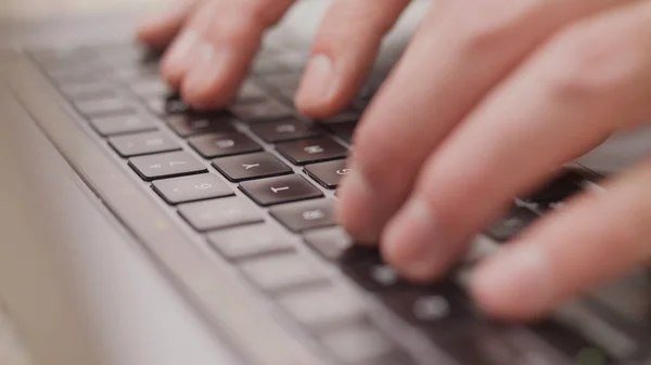 Laptop klavye Mac bilgisayarında yazı yazan makroyu kapat