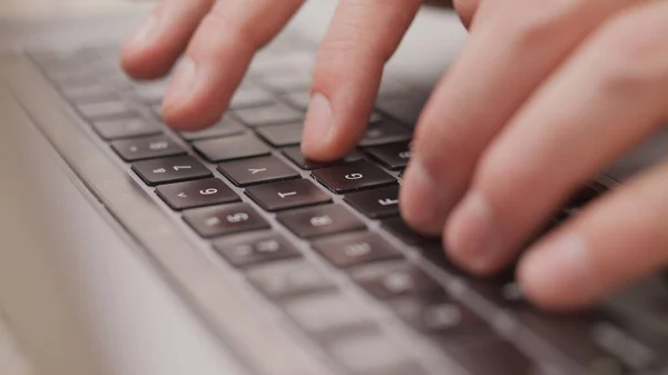 Laptop klavye Mac bilgisayarında yazı yazan makroyu kapat