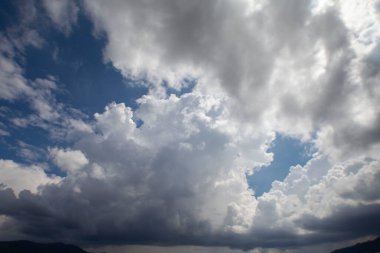 Bulut oluşumu güneşli gökyüzü kara fırtına yağmur havası oluşturur