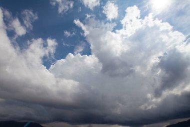 Bulut oluşumu güneşli gökyüzü kara fırtına yağmur havası oluşturur