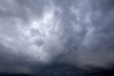 Bulut oluşumu güneşli gökyüzü kara fırtına yağmur havası oluşturur