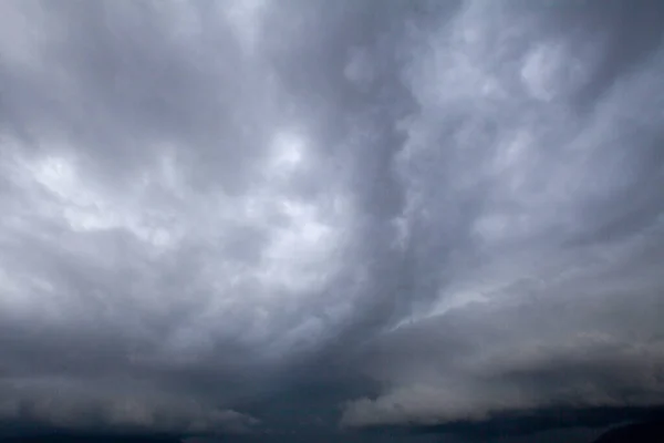 Bulut oluşumu güneşli gökyüzü kara fırtına yağmur havası oluşturur