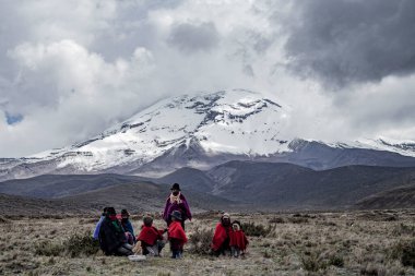 Yerli aile chimborazo peyzajı arka plan ekvatoru Latin Ekvadorlu