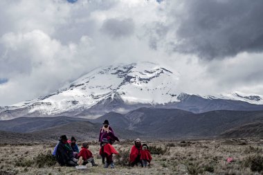 Yerli aile chimborazo peyzajı arka plan ekvatoru Latin Ekvadorlu