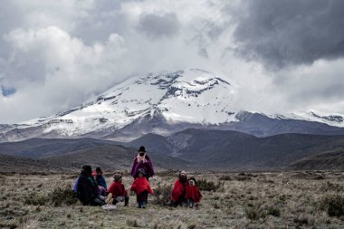 Yerli aile chimborazo peyzajı arka plan ekvatoru Latin Ekvadorlu
