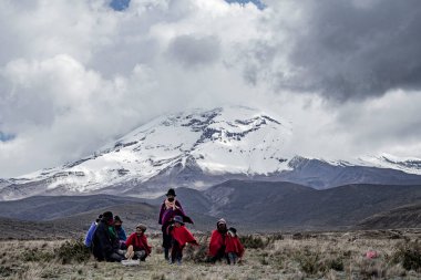 Yerli aile chimborazo peyzajı arka plan ekvatoru Latin Ekvadorlu