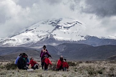 Yerli aile chimborazo peyzajı arka plan ekvatoru Latin Ekvadorlu