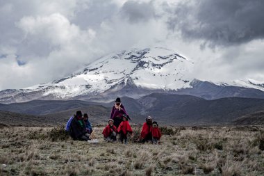Yerli aile chimborazo peyzajı arka plan ekvatoru Latin Ekvadorlu