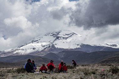 Yerli aile chimborazo peyzajı arka plan ekvatoru Latin Ekvadorlu