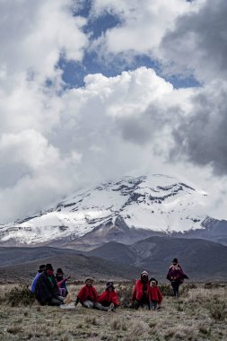 Yerli aile chimborazo peyzajı arka plan ekvatoru Latin Ekvadorlu