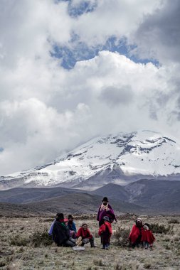Yerli aile chimborazo peyzajı arka plan ekvatoru Latin Ekvadorlu