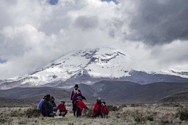Yerli aile chimborazo peyzajı arka plan ekvatoru Latin Ekvadorlu