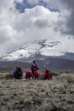 Yerli aile chimborazo peyzajı arka plan ekvatoru Latin Ekvadorlu