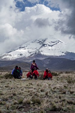 Yerli aile chimborazo peyzajı arka plan ekvatoru Latin Ekvadorlu