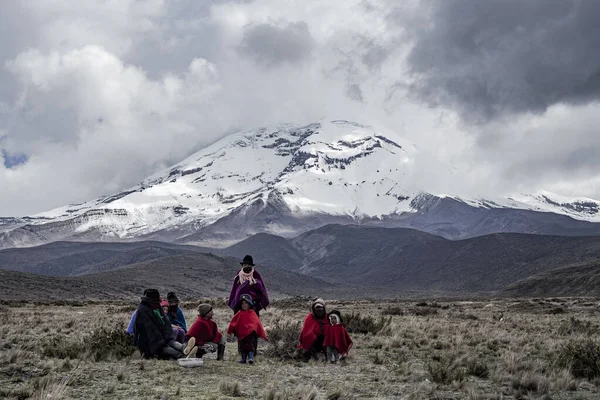 Yerli aile chimborazo peyzajı arka plan ekvatoru Latin Ekvadorlu