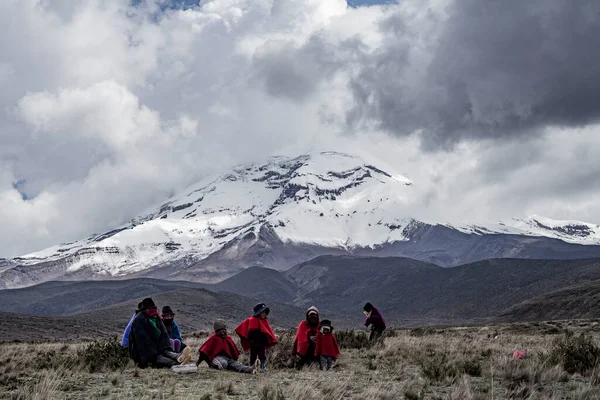 Familia Indígena Chimborazo Paisaje Fondo Ecuador Latino Ecuatoriano — Foto de Stock