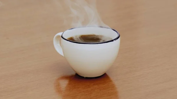 Serviert Rauchen Heiße Schwarze Spezialität Kaffee Auf Holztisch — Stockfoto
