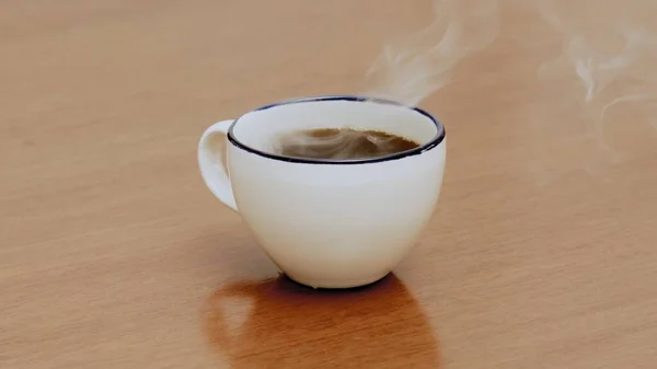 Podawane Palenie Gorące Czarny Specjalność Kawa Drewnianym Stole — Zdjęcie stockowe