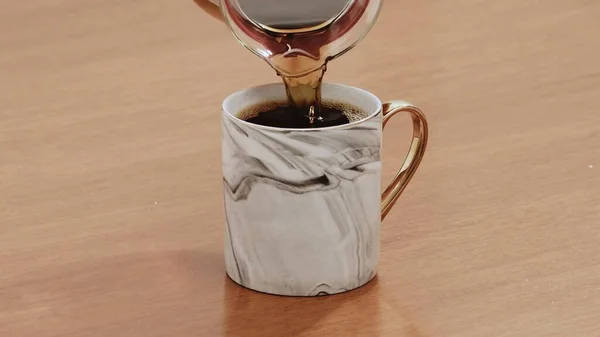 在木桌上的杯子里盛着黑咖啡 — 图库照片