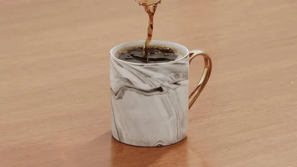 Schwarze Kaffeespezialität Wird Becher Auf Holztisch Serviert — Stockfoto