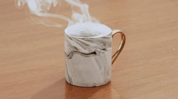 Servito Fumare Caldo Caffè Specialità Nera Sul Tavolo Legno — Foto Stock