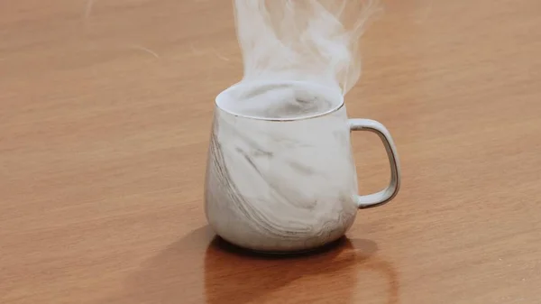 Café Spécialité Noir Servi Dans Une Tasse Sur Une Table — Photo