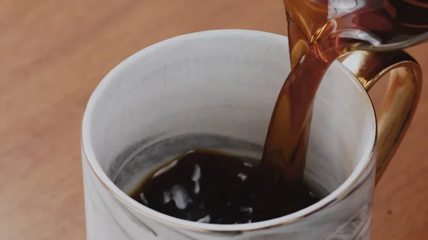 Schwarze Kaffeespezialität Wird Becher Auf Holztisch Serviert — Stockfoto