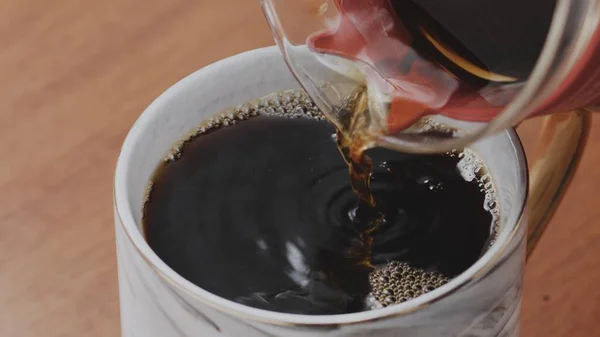 Café Spécialité Noir Servi Dans Une Tasse Sur Une Table — Photo