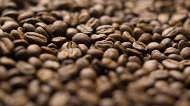Makro kahve çekirdeklerini kapatın. Kızarmış tahıl dokusunu detaylandırın.