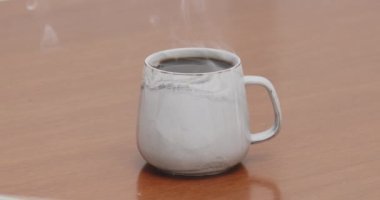 Bir fincan sade kahve, ağır çekimde sıcak kahve.