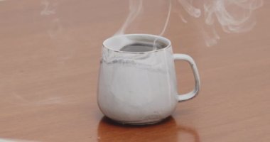 Bir fincan sade kahve, ağır çekimde sıcak kahve.
