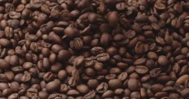 Kavrulmuş kahve çekirdekleri yavaş çekimde düşer.