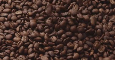 Kavrulmuş kahve çekirdekleri yavaş çekimde düşer.