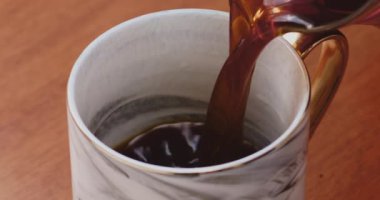 Koyu kahve ağır çekimde servis ediliyor.