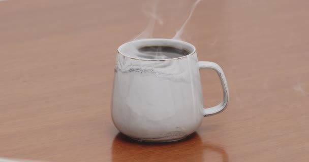 Taza Fumar Café Negro Especialidad Cámara Lenta Giro Café Caliente — Vídeos de Stock