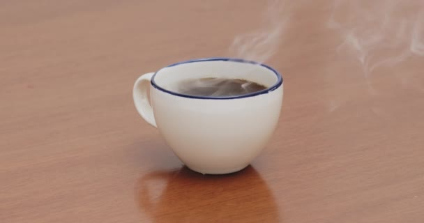 Taza Fumar Café Negro Especialidad Cámara Lenta Giro Café Caliente — Vídeos de Stock