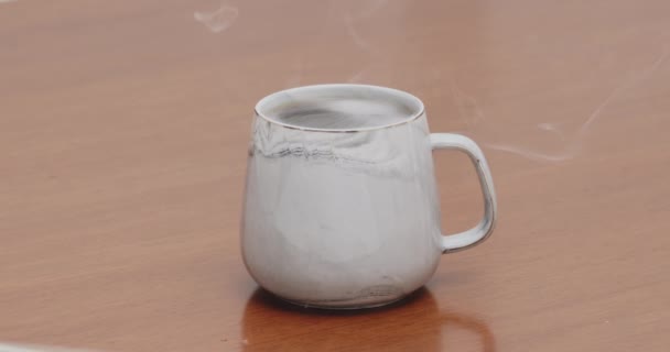Курящая Чашка Черной Специальности Кофе Замедленной Съемки Горячий Кофе Вращения — стоковое видео